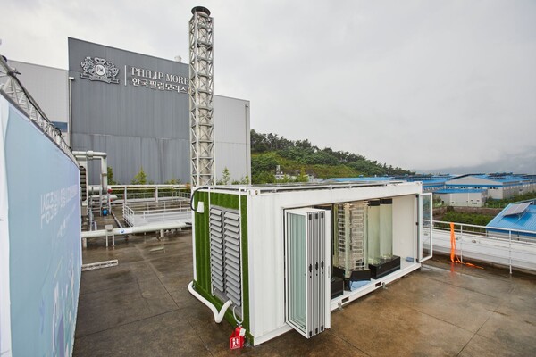  한국필립모리스는 양산공장에 미세 녹조류 활용한 친환경 탄소저감 실증화 시설을 준공했다