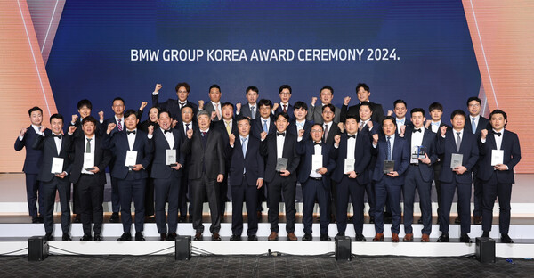 'BMW 그룹 코리아 어워드 2024'서 수상한 삼천리 모터스 임직원 단체사진. 사진=삼천리 모터스
